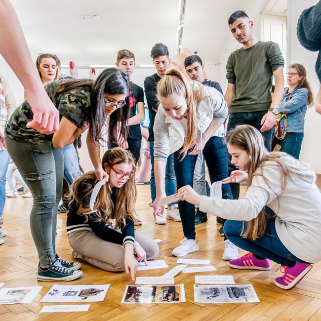 Jugendliche erarbeiten gemeinsam ein Projekt im Museum