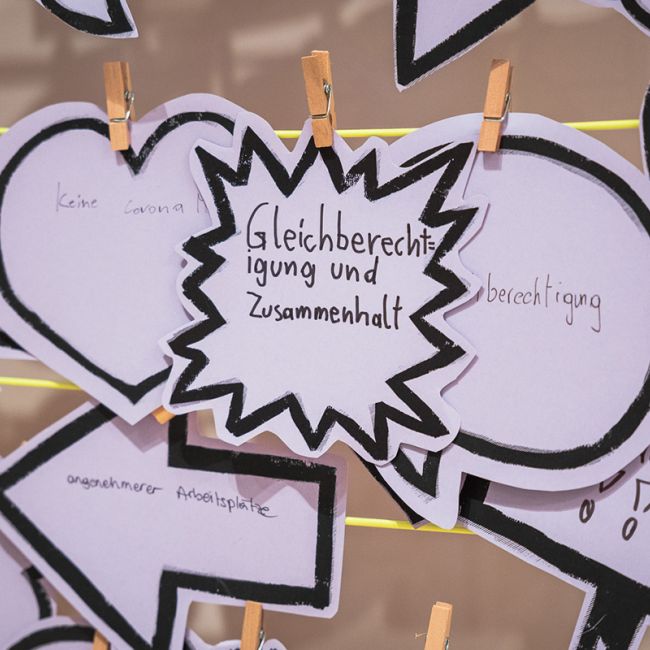 Sprechblase mit Schriftzug "Gleichberechtigung und Zusammenhalt"